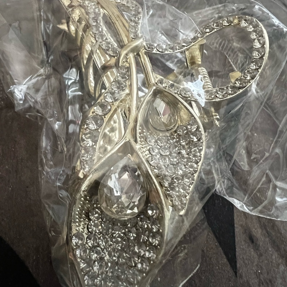 Super Elegant Embellished Hairpin to Enhance your Casual or Night Our Hair look - Picture 9 of 10